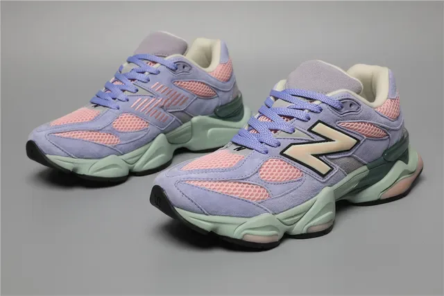 New Balance Sneakers lifestyle violet rose avec midsole chunky sculptée, construction de panneaux en mesh et daim. 5