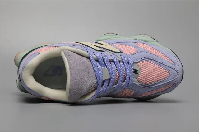 New Balance Sneakers lifestyle violet rose avec midsole chunky sculptée, construction de panneaux en mesh et daim. 7