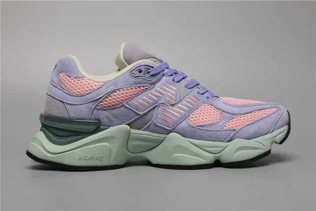 New Balance Sneakers lifestyle violet rose avec midsole chunky sculptée, construction de panneaux en mesh et daim. 8