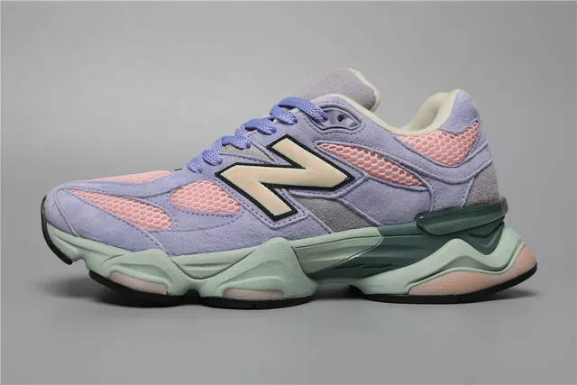 New Balance Sneakers lifestyle violet rose avec midsole chunky sculptée, construction de panneaux en mesh et daim. 9