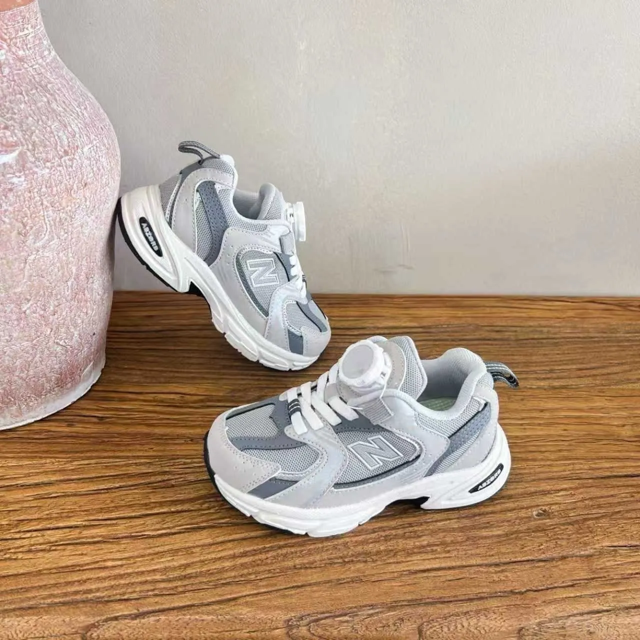 New Balance أحذية رياضية تشونكي بظل أبيض أخضر وميش وطبقات اصطناعية 3