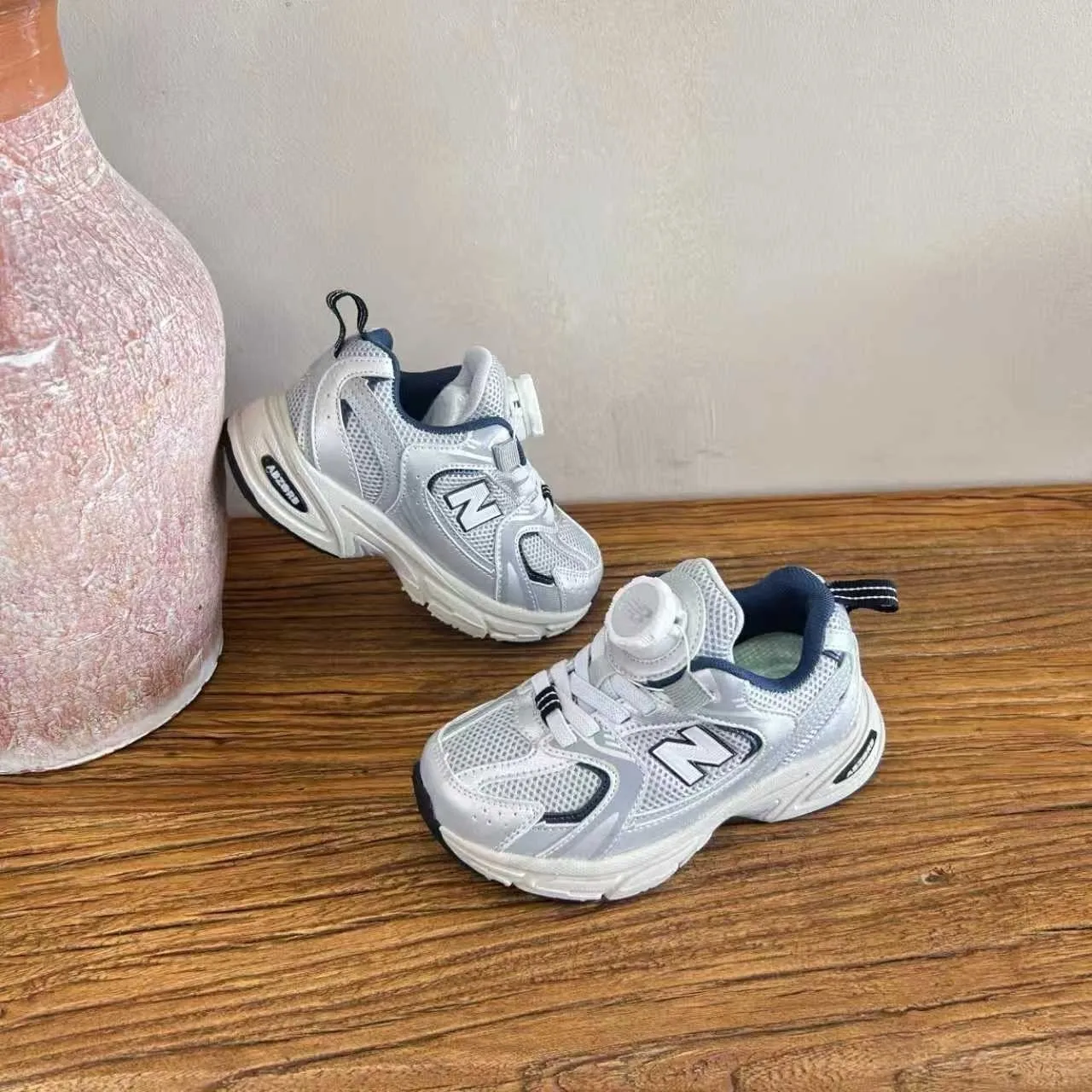 New Balance أحذية رياضية تشونكي بظل أبيض أخضر وميش وطبقات اصطناعية 5