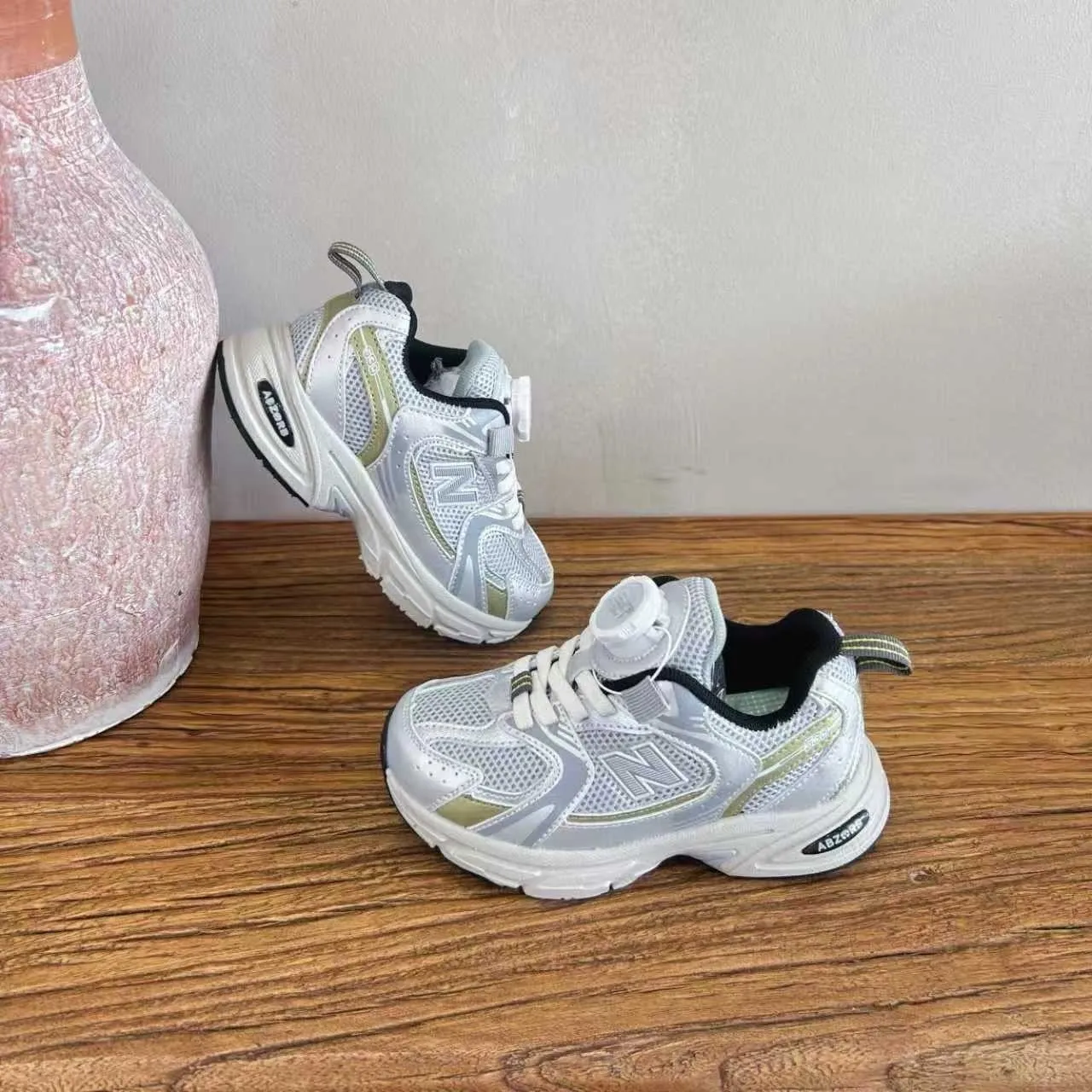 New Balance أحذية رياضية تشونكي بظل أبيض أخضر وميش وطبقات اصطناعية 6