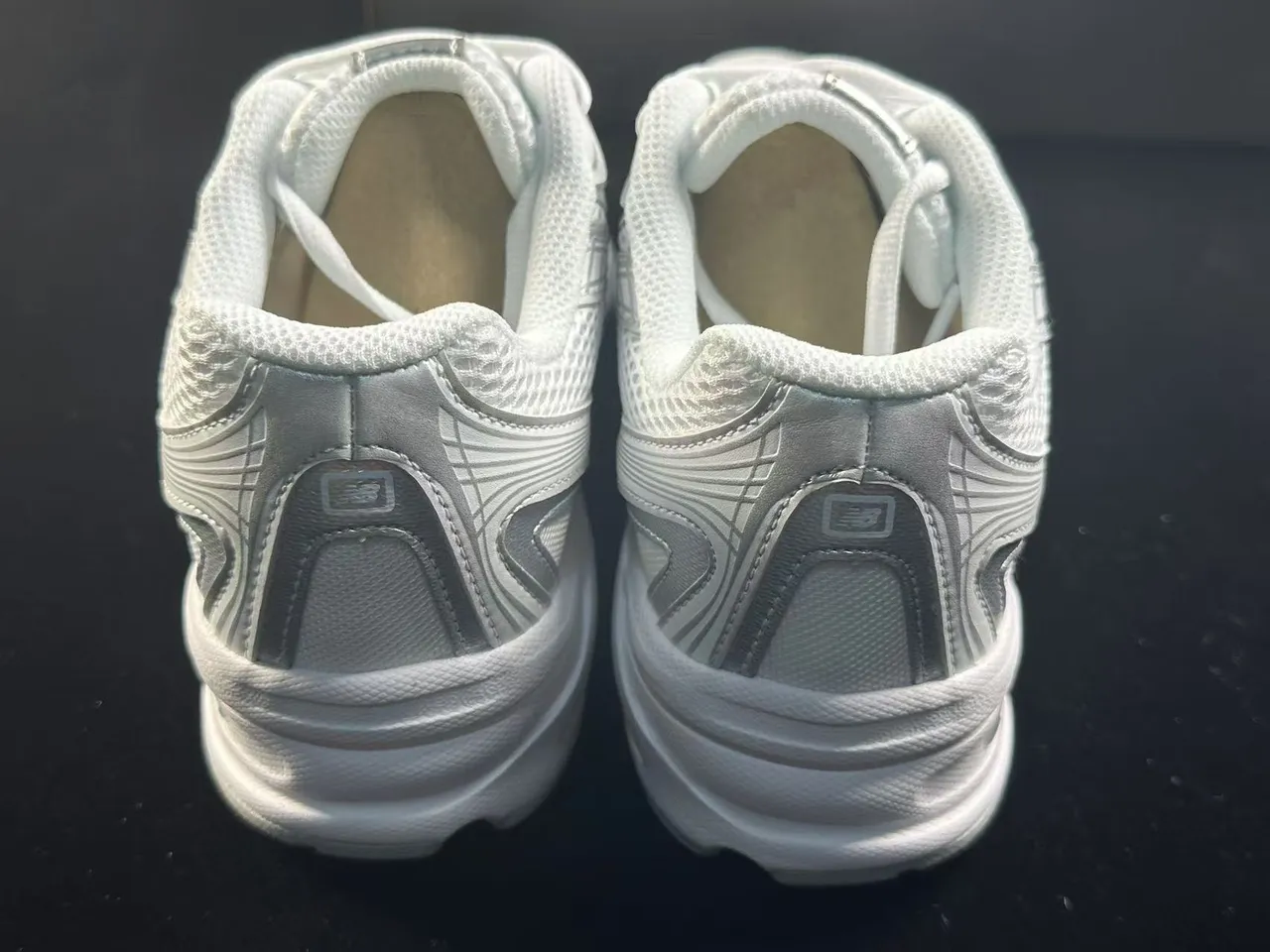 New Balance أبيض أحادي اللون شبكة وطبقة اصطناعية أحذية جري 2