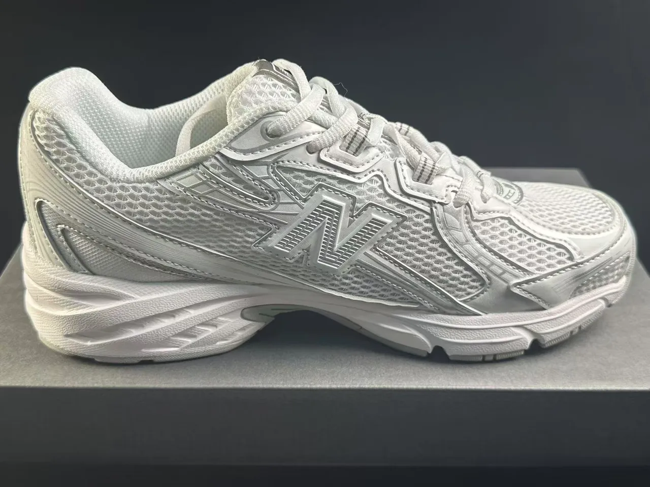 New Balance أبيض أحادي اللون شبكة وطبقة اصطناعية أحذية جري 3