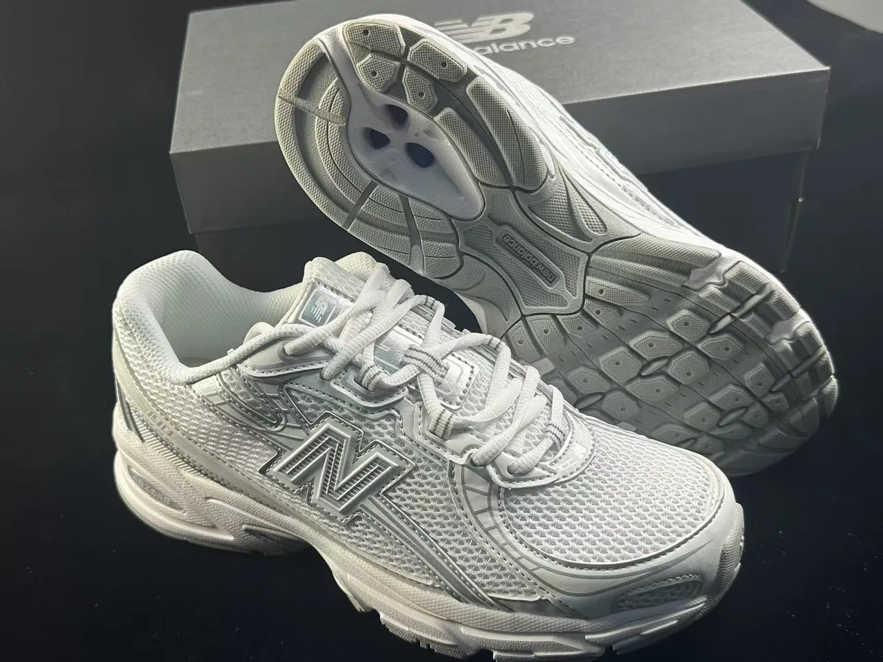 New Balance أبيض أحادي اللون شبكة وطبقة اصطناعية أحذية جري 4