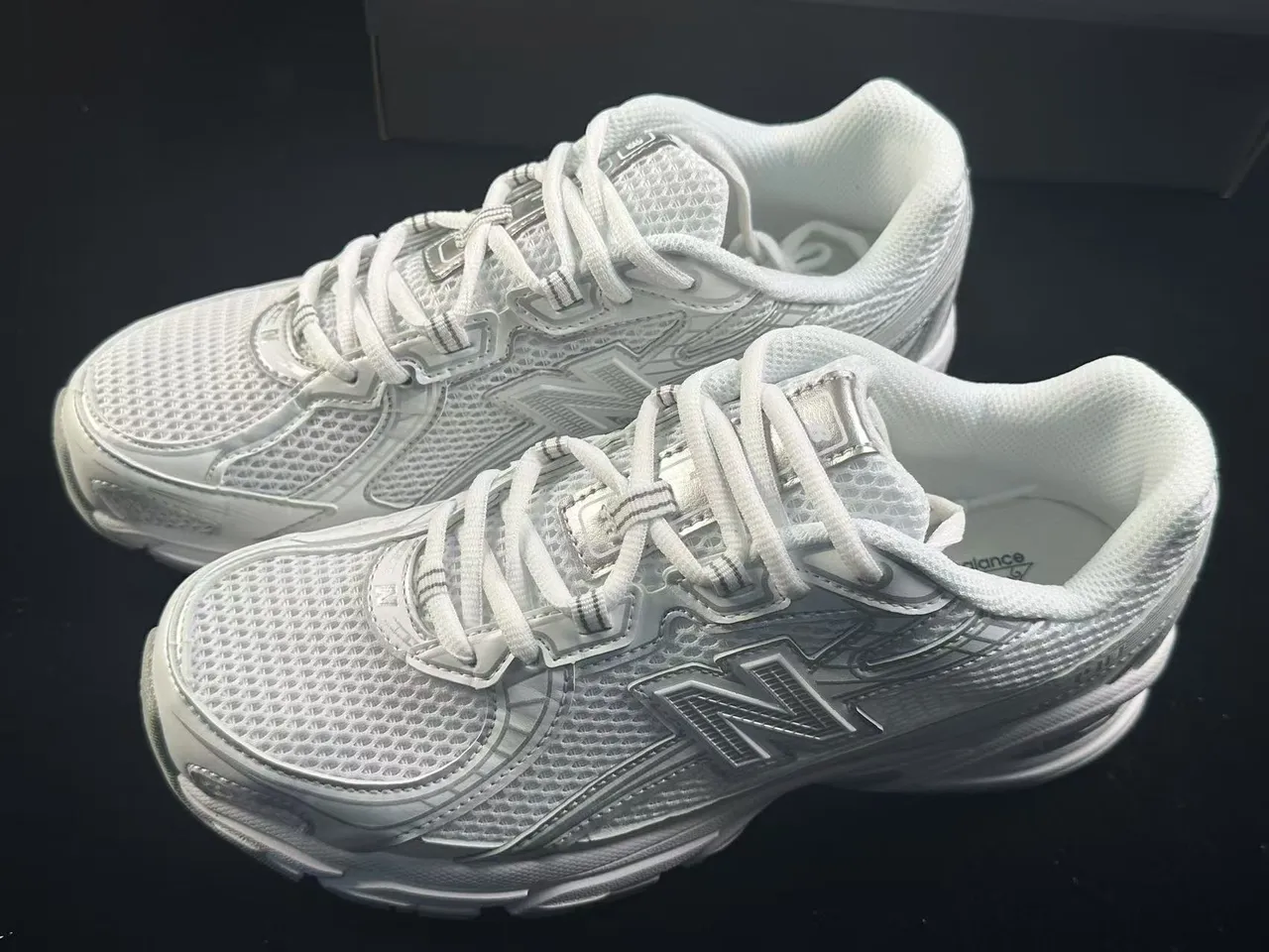 New Balance أبيض أحادي اللون شبكة وطبقة اصطناعية أحذية جري 5