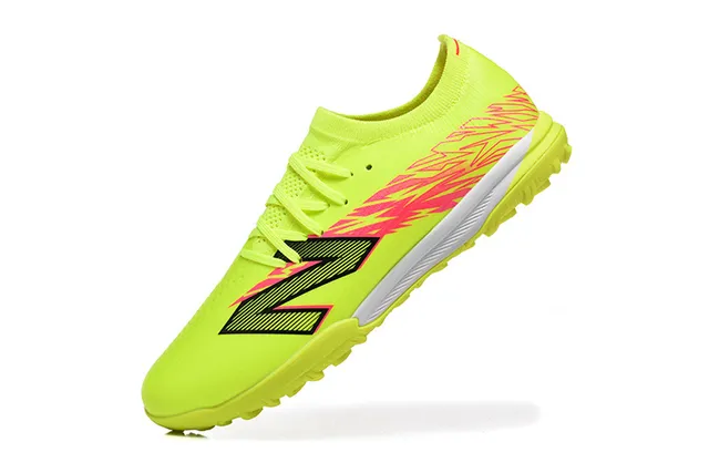 New Balance أحذية كرة القدم للتربة باللون الأصفر والوردي مع الوجه العلوي المحبوك رباط غير متماثل 4