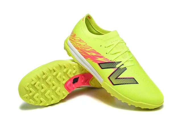 New Balance أحذية كرة القدم للتربة باللون الأصفر والوردي مع الوجه العلوي المحبوك رباط غير متماثل 7