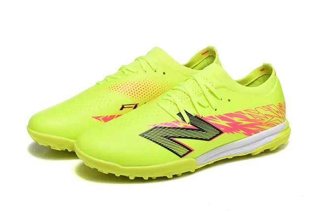 New Balance أحذية كرة القدم للتربة باللون الأصفر والوردي مع الوجه العلوي المحبوك رباط غير متماثل 8