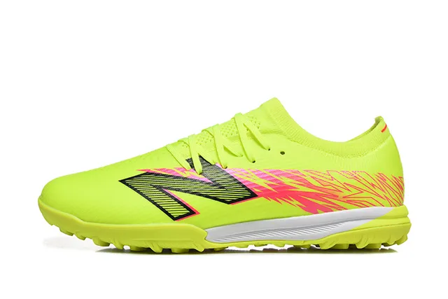 New Balance أحذية كرة القدم للتربة باللون الأصفر والوردي مع الوجه العلوي المحبوك رباط غير متماثل 10