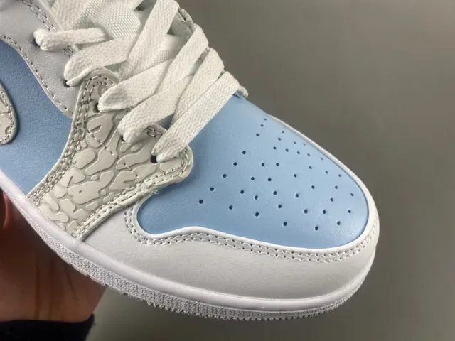 Nike Air Jordan 1 Low Sneakers Lifestyle Bleu Clair Blanc 2