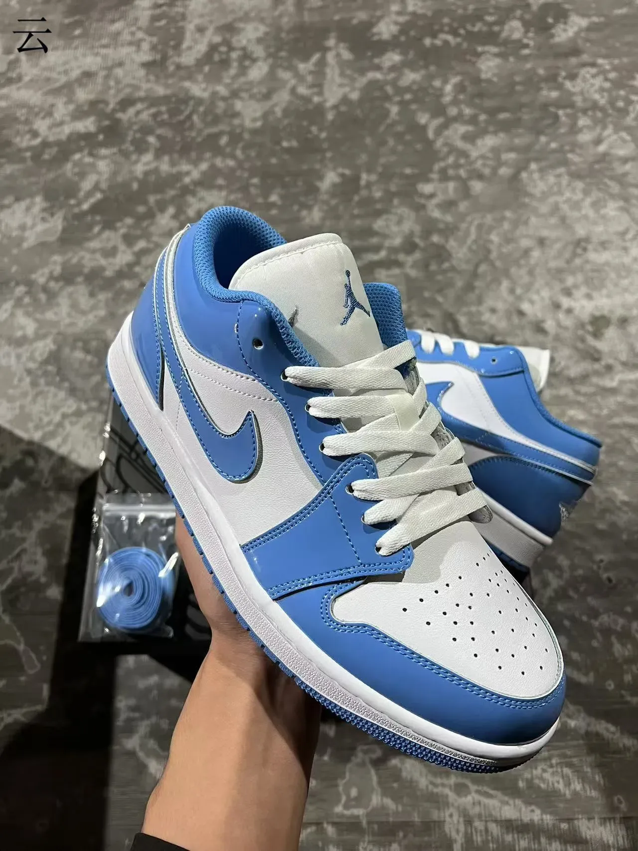 Nike Air Jordan 1 Low University Blue Cuir Patent Lifestyle Sneakers 2