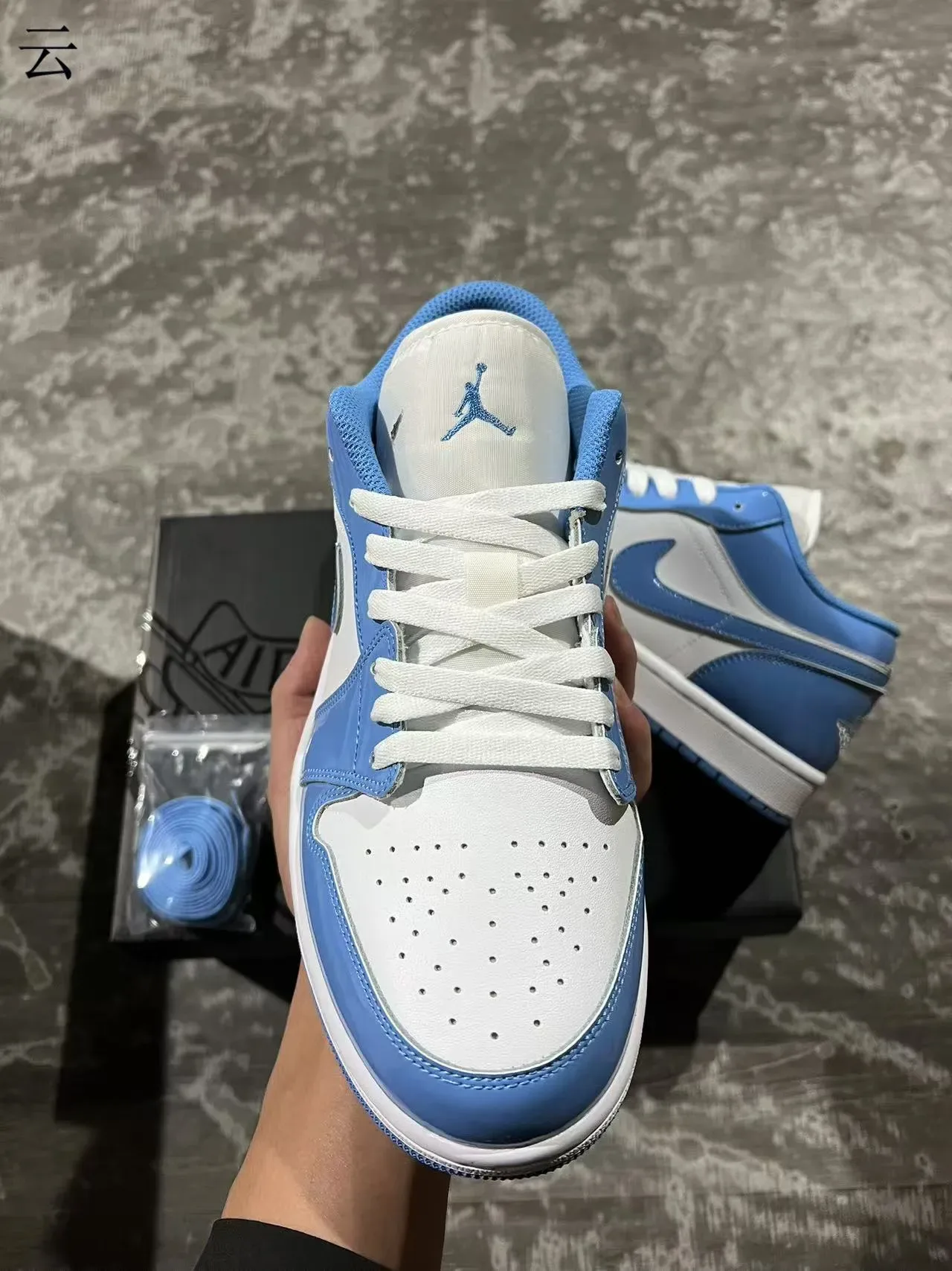 Nike Air Jordan 1 Low University Blue Cuir Patent Lifestyle Sneakers 3
