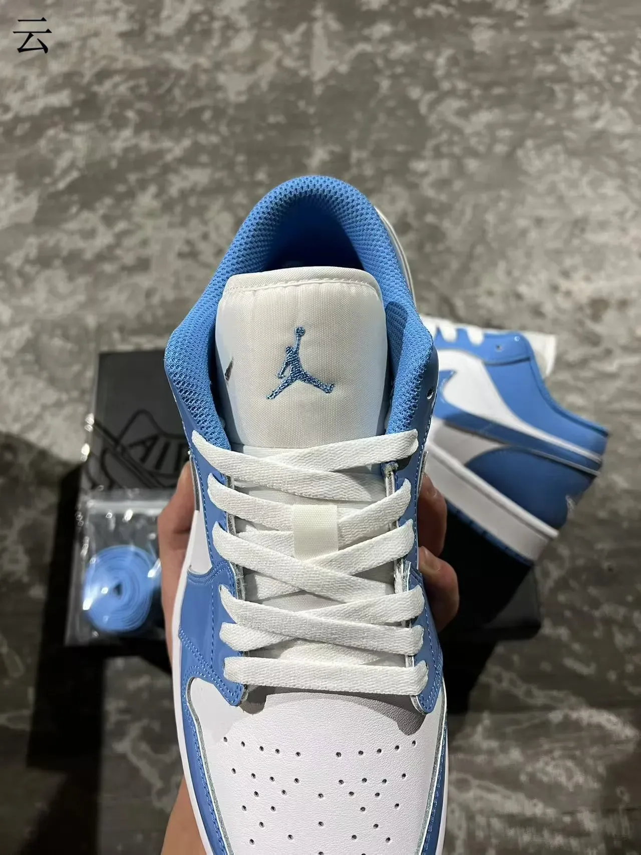 Nike Air Jordan 1 Low University Blue Cuir Patent Lifestyle Sneakers 4