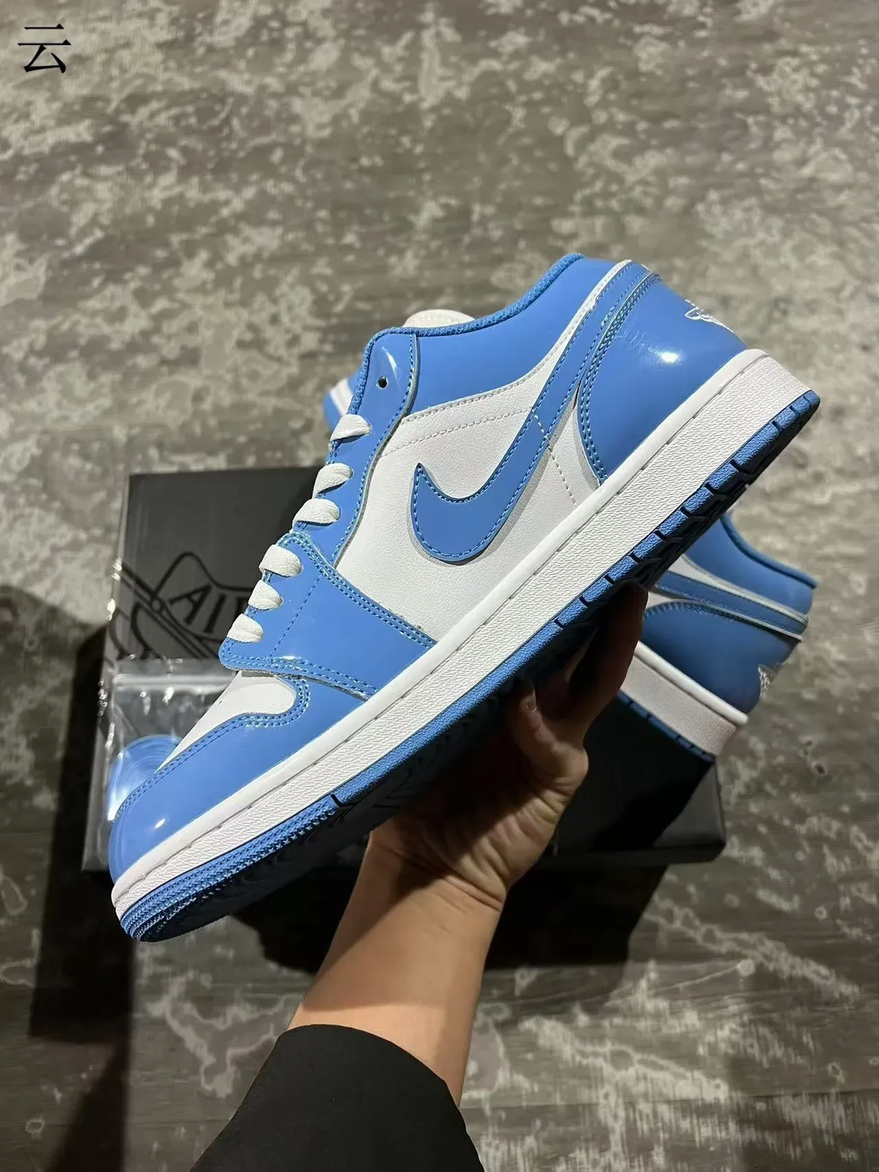 Nike Air Jordan 1 Low University Blue Cuir Patent Lifestyle Sneakers 5