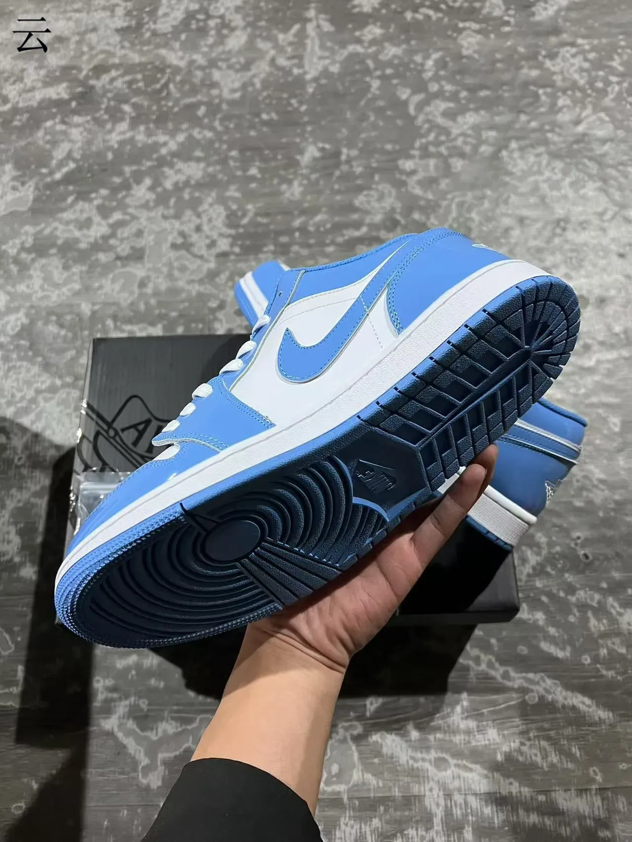 Nike Air Jordan 1 Low University Blue Cuir Patent Lifestyle Sneakers 6