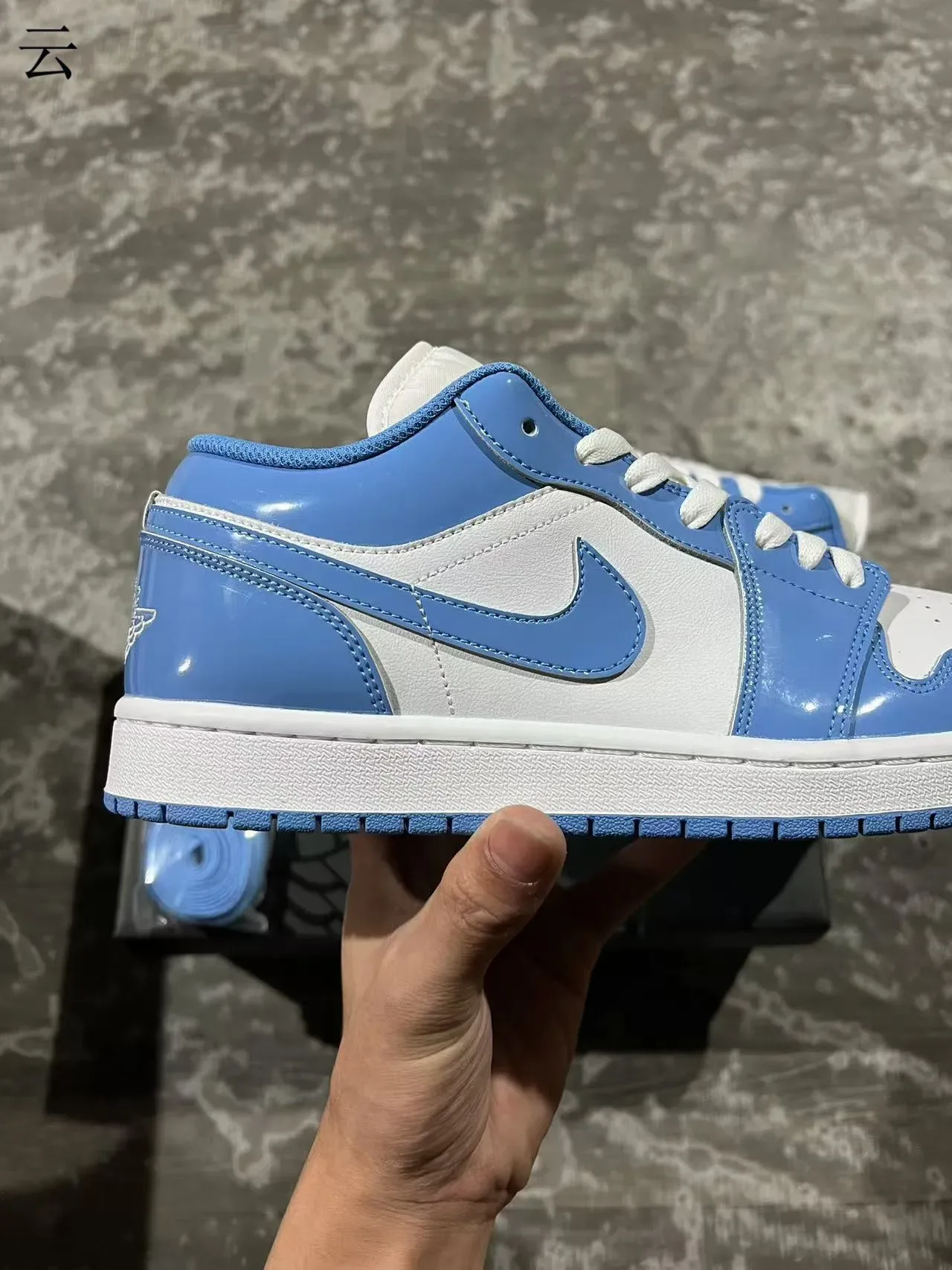 Nike Air Jordan 1 Low University Blue Cuir Patent Lifestyle Sneakers 7