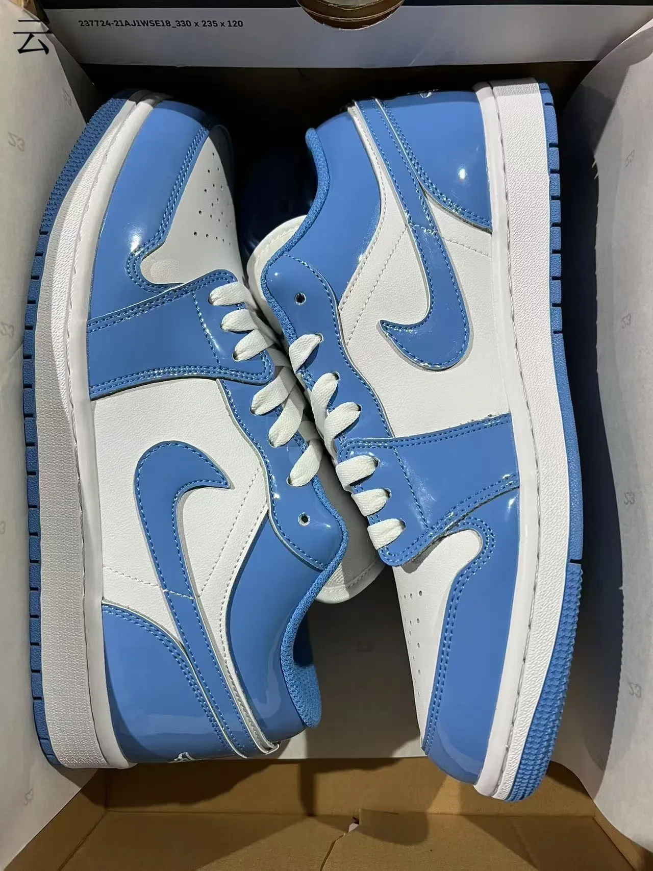 Nike Air Jordan 1 Low University Blue Cuir Patent Lifestyle Sneakers 9