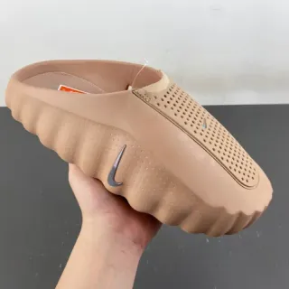 Nike भूरा चांदी मोल्डेड फोम कंस्ट्रक्शन पर्फोरेटेड अपर स्लिपर्स