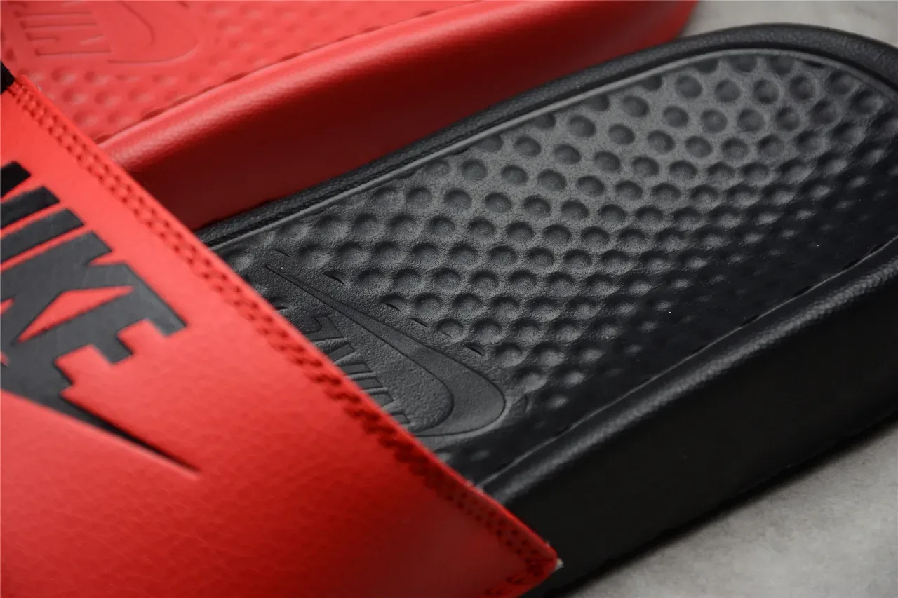 Nike Benassi JDI سليبر أحمر أسود ثنائي اللون 10