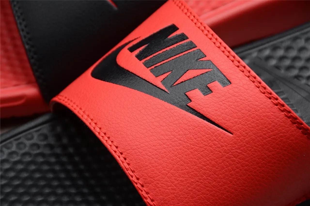Nike Benassi JDI سليبر أحمر أسود ثنائي اللون 11