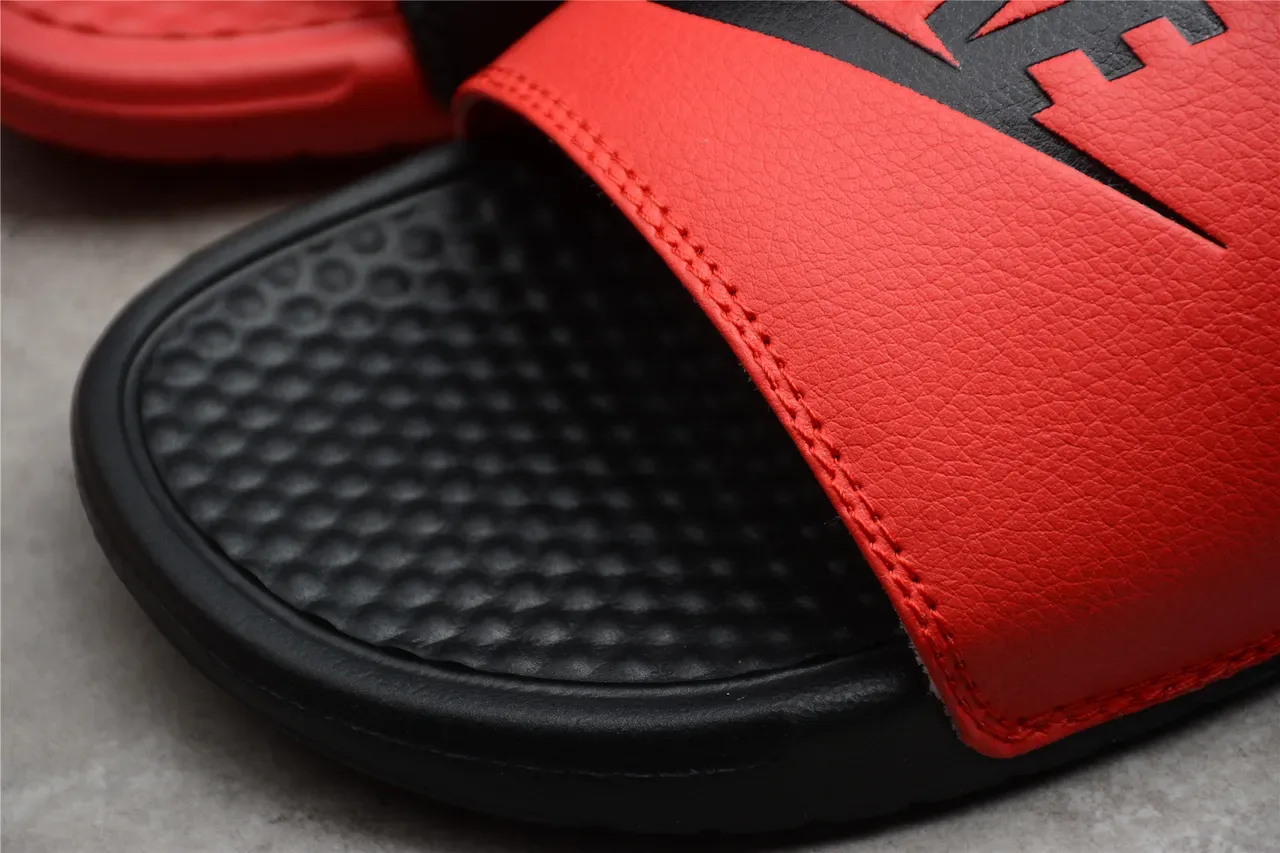 Nike Benassi JDI سليبر أحمر أسود ثنائي اللون 12