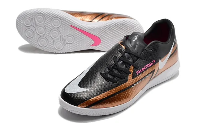 Nike Tênis de futebol indoor preto e marrom, perfil baixo, parte superior sintética, painel de acento de cobre metálico 17