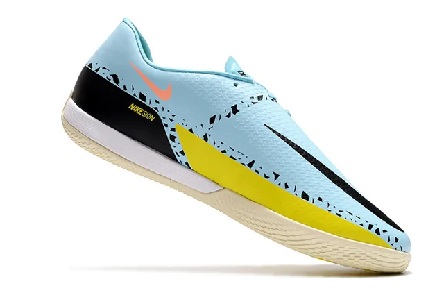 Nike Tênis de futebol indoor preto e marrom, perfil baixo, parte superior sintética, painel de acento de cobre metálico 20