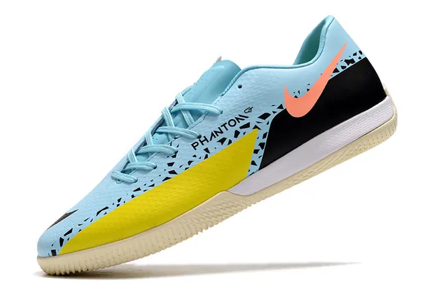 Nike Tênis de futebol indoor preto e marrom, perfil baixo, parte superior sintética, painel de acento de cobre metálico 21