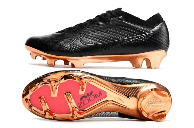 Nike Chaussures de football avec upper synthétique noir et or texturé, semelle métallique de cuivre pour terrain ferme 2