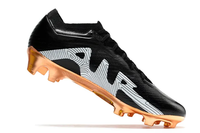 Nike Chaussures de football avec upper synthétique noir et or texturé, semelle métallique de cuivre pour terrain ferme 3