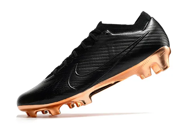 Nike Chaussures de football avec upper synthétique noir et or texturé, semelle métallique de cuivre pour terrain ferme 4