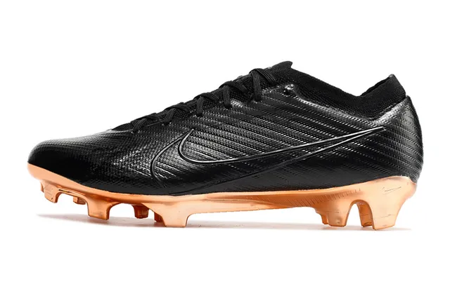 Nike Chaussures de football avec upper synthétique noir et or texturé, semelle métallique de cuivre pour terrain ferme 5