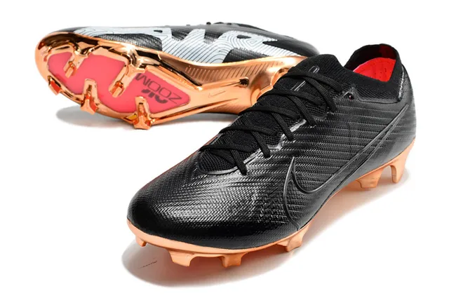 Nike Chaussures de football avec upper synthétique noir et or texturé, semelle métallique de cuivre pour terrain ferme 6