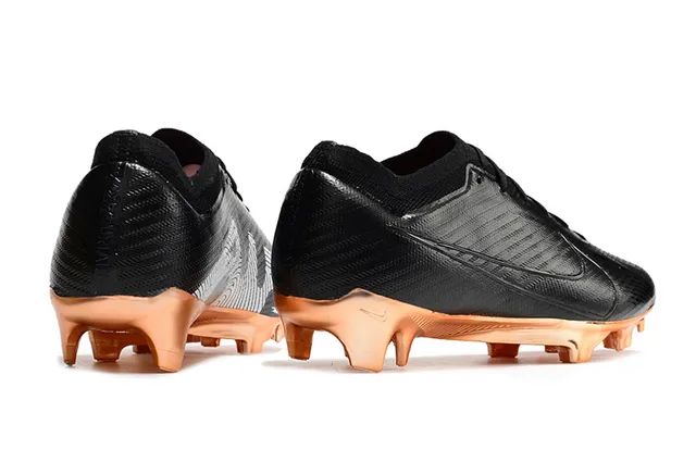 Nike Chaussures de football avec upper synthétique noir et or texturé, semelle métallique de cuivre pour terrain ferme 7