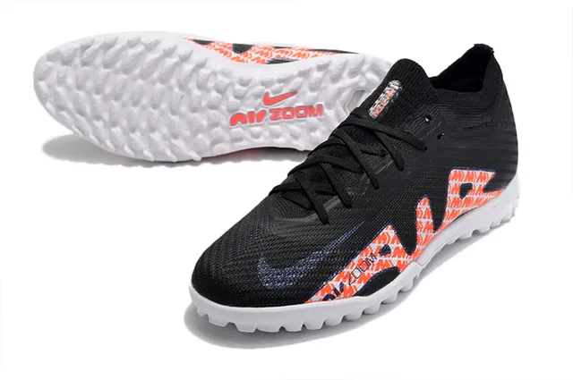 Nike Chaussures de football sur gazon noir et orange avec upper en tricot et overlay graphique 3