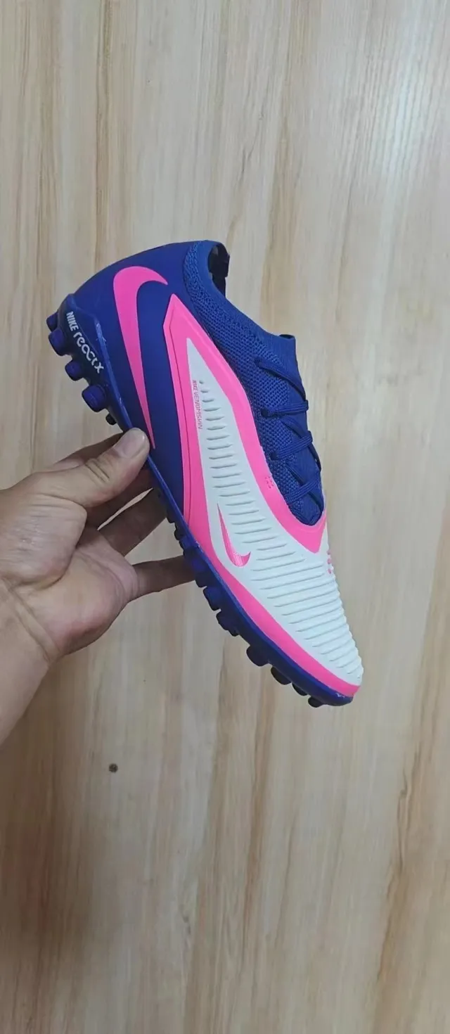 Nike Chaussures de soccer turf bleu et rose à col de maille low-cut avec overlay de cage synthétique 8