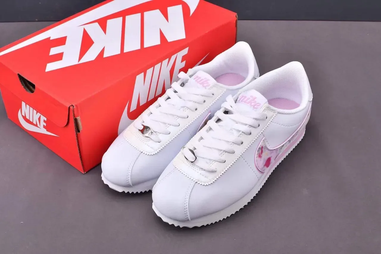 Nike Cortez حذاء رياضي أبيض ووردي طباعة زهورية لايف ستايل 2