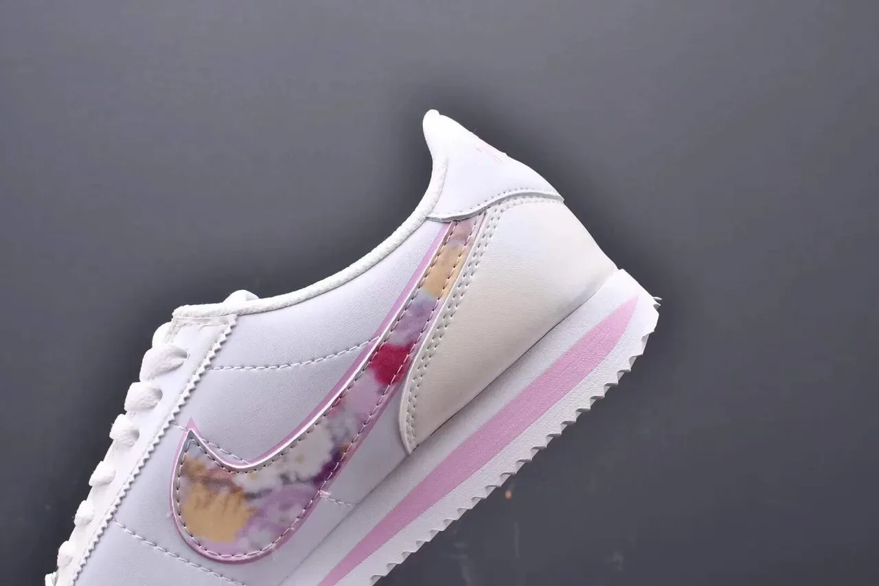 Nike Cortez حذاء رياضي أبيض ووردي طباعة زهورية لايف ستايل 6