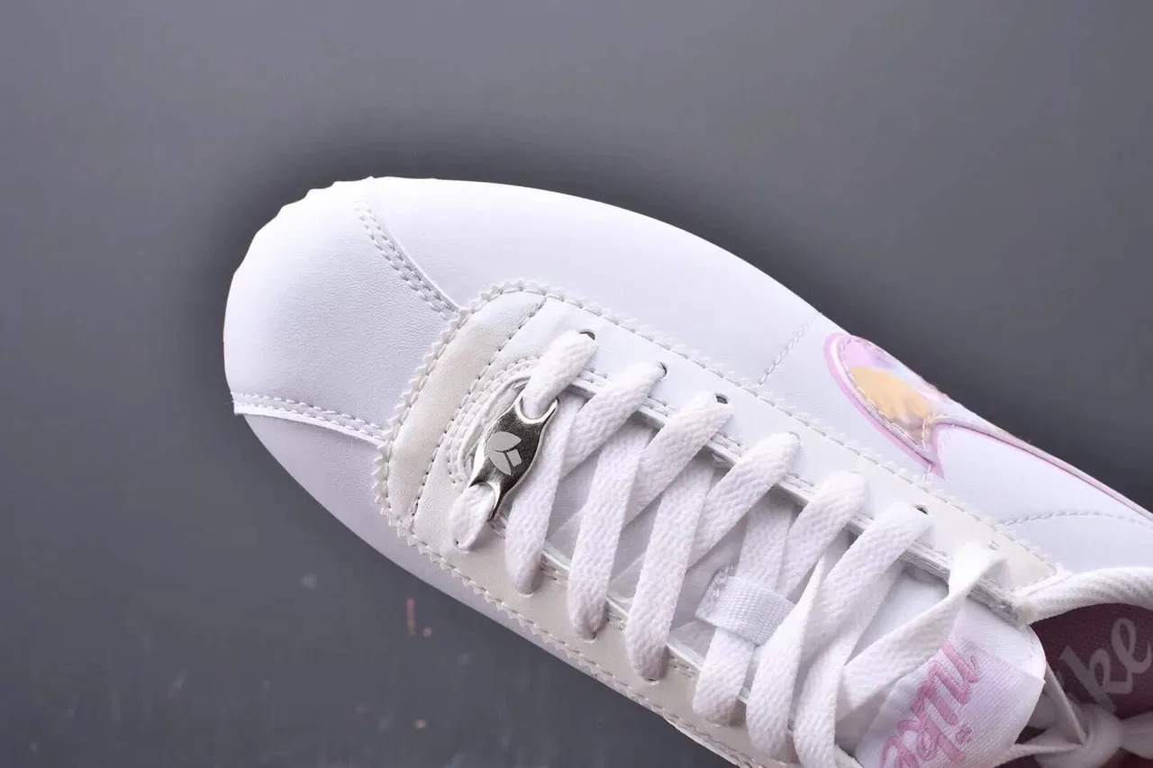 Nike Cortez حذاء رياضي أبيض ووردي طباعة زهورية لايف ستايل 7