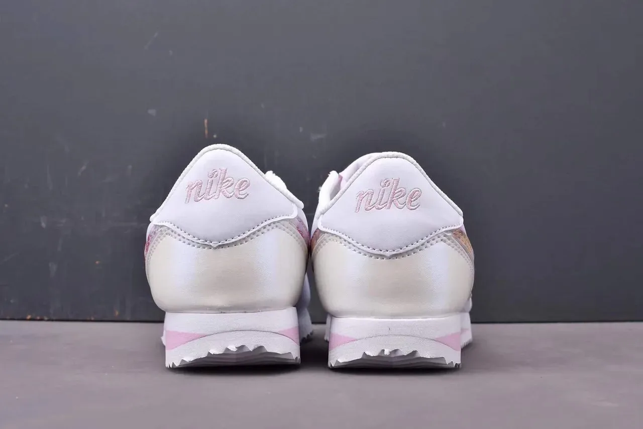 Nike Cortez حذاء رياضي أبيض ووردي طباعة زهورية لايف ستايل 8