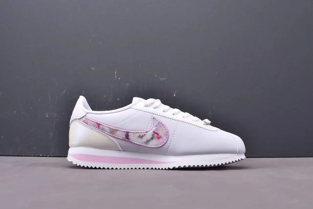 Nike Cortez حذاء رياضي أبيض ووردي طباعة زهورية لايف ستايل 9