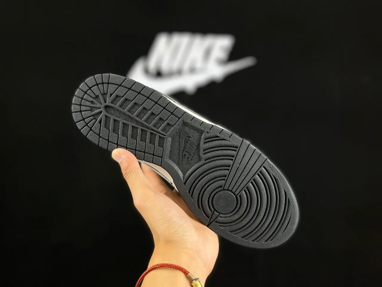耐克 Dunk Low 灰色麂皮滑板鞋 2