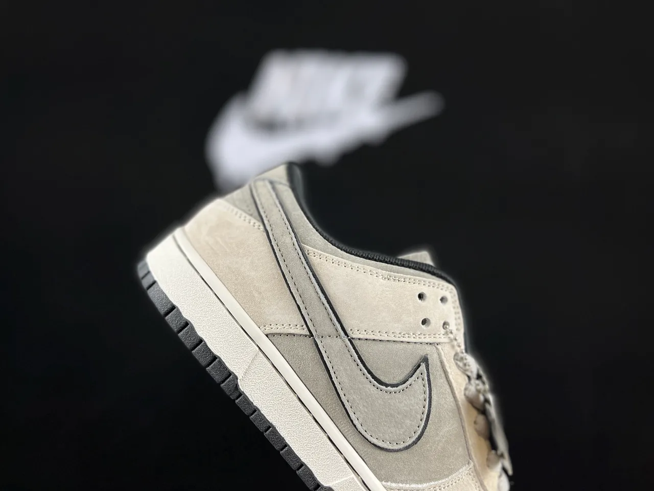 耐克 Dunk Low 灰色麂皮滑板鞋 4