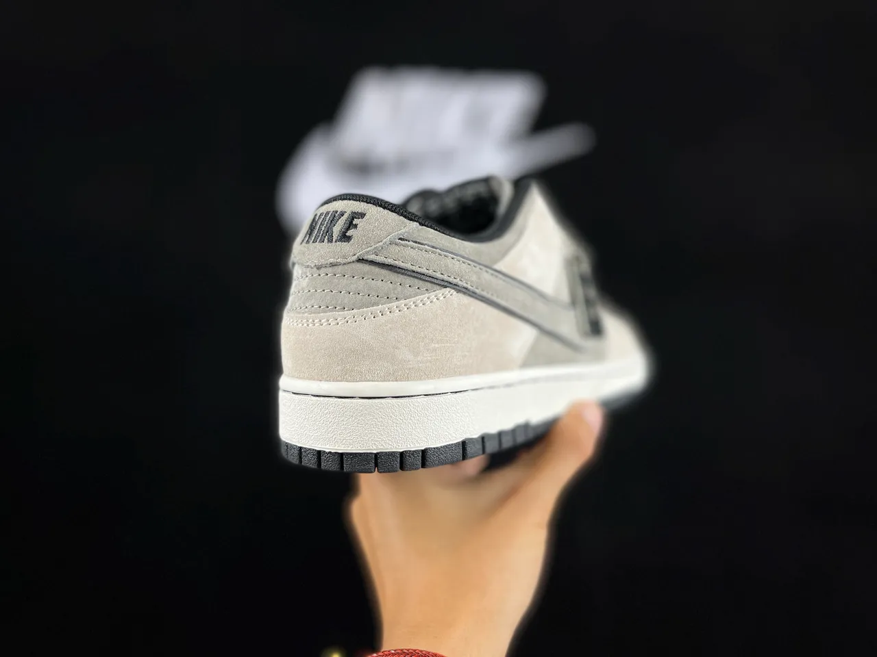 耐克 Dunk Low 灰色麂皮滑板鞋 5