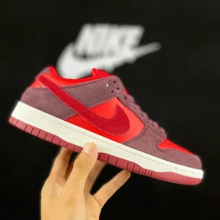 Nike Dunk Low লাল এবং বারগান্ডি স্যুড লাইফস্টাইল স্নিকার্স