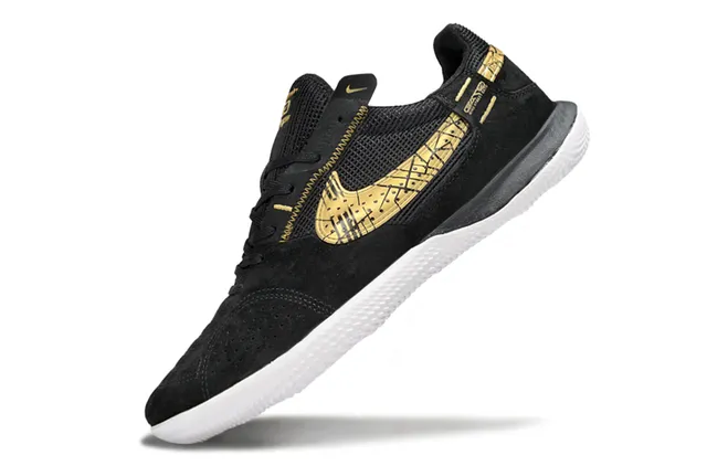 Nike Gato أحذية كرة القدم الداخلية باللون البنفسجي والوردي 10