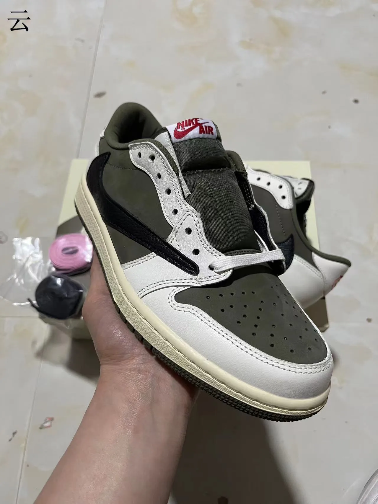 Nike Low-Top Sneaker White Olive Green Black Lifestyle Sneakers 2