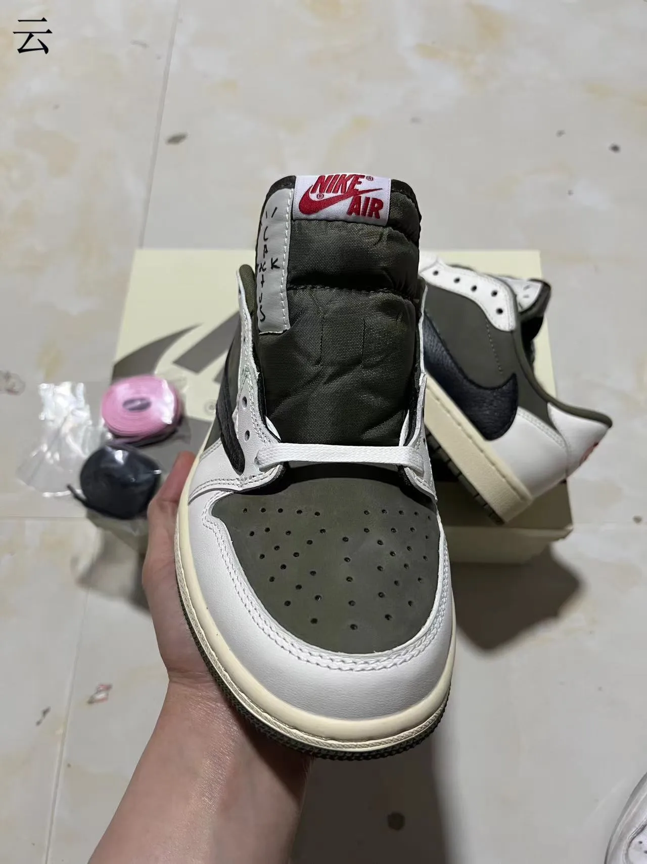 Nike Low-Top Sneaker White Olive Green Black Lifestyle Sneakers 3